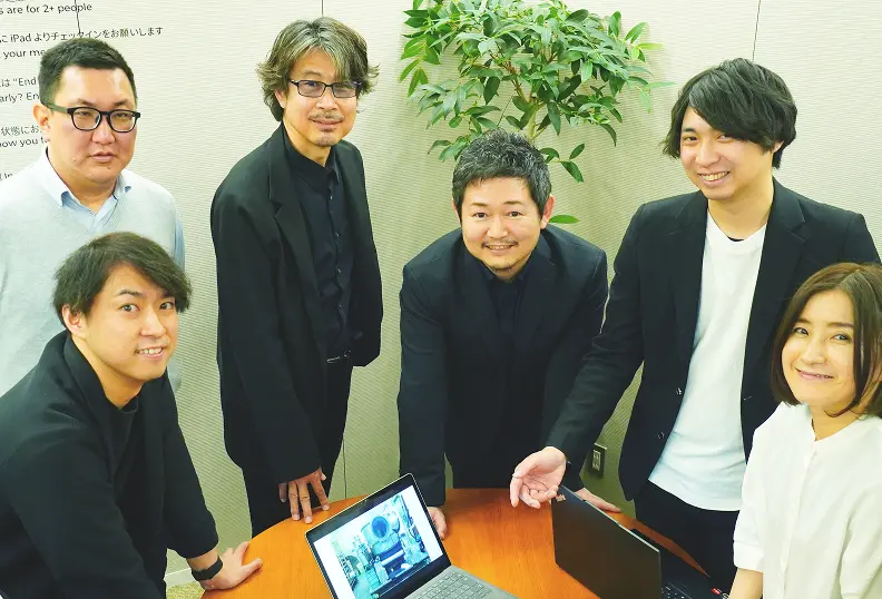 文字を書く男性の写真
